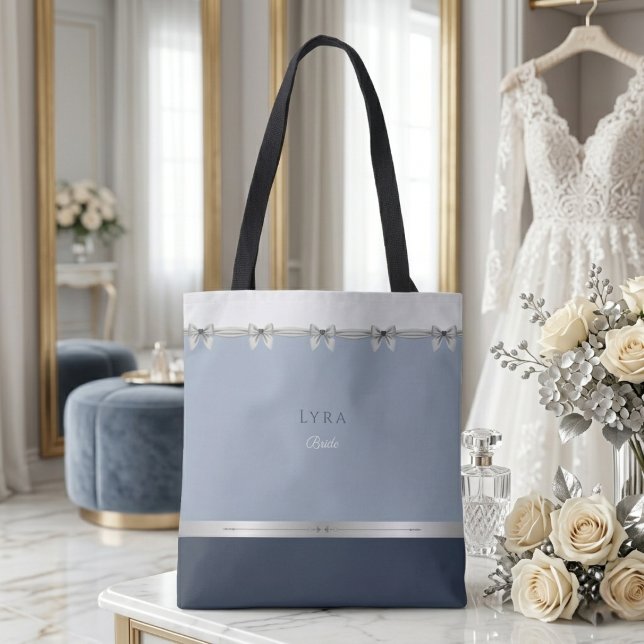 Moderne Braut | Luxuriöse staubblaue Hochzeit (Modern "Something Blue" Bride Tote. Luxury slate & dusty blue with silver coquette bow accents.)