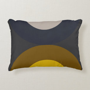 Moderne Bronze-Senf-Thunder aus dem Mittelalter Dekokissen