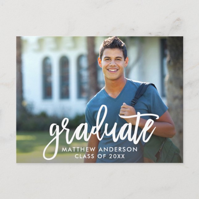 Moderne Brush Script Graduation Party Einladungspostkarte (Vorderseite)