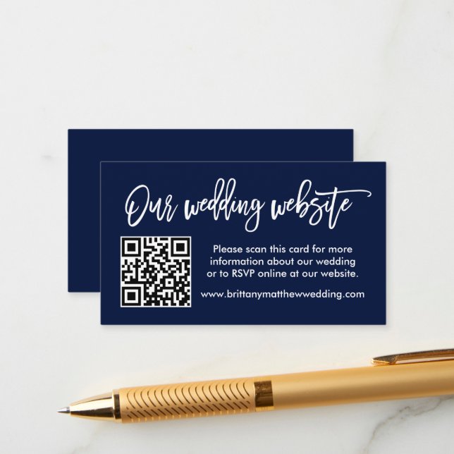 Moderne Brush Script Wedding Website QR Blue Begleitkarte (Vorderseite/Rückseite Beispiel)