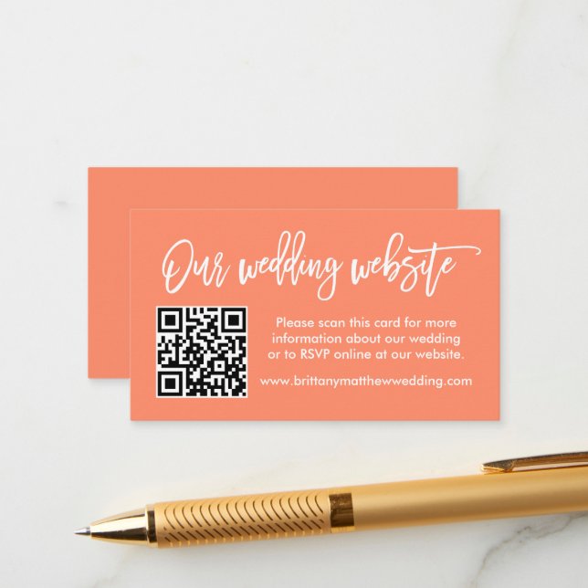 Moderne Brush Script Wedding Website QR Coral Begleitkarte (Vorderseite/Rückseite Beispiel)
