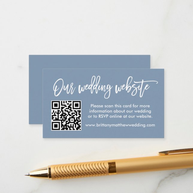 Moderne Brush Script Wedding Website QR Dusty Blue Begleitkarte (Vorderseite/Rückseite Beispiel)