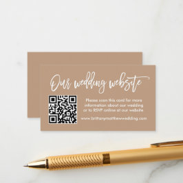 Moderne Brush Script Wedding Website QR Taupe Begleitkarte