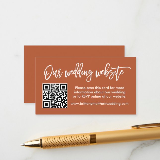 Moderne Brush Script Wedding Website QR Terracotta Begleitkarte (Vorderseite/Rückseite Beispiel)