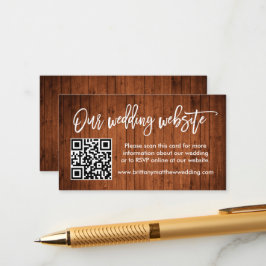 Moderne Brush Script Wood Wedding Website QR Begleitkarte