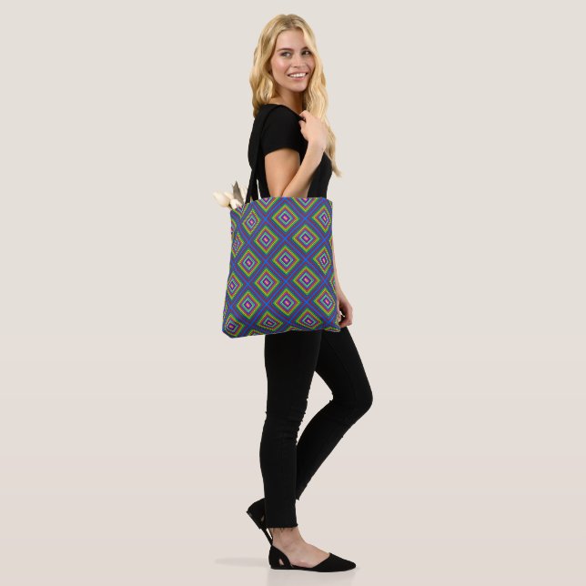 Moderne, bunte quadratische geometrische Muster (Am Model)