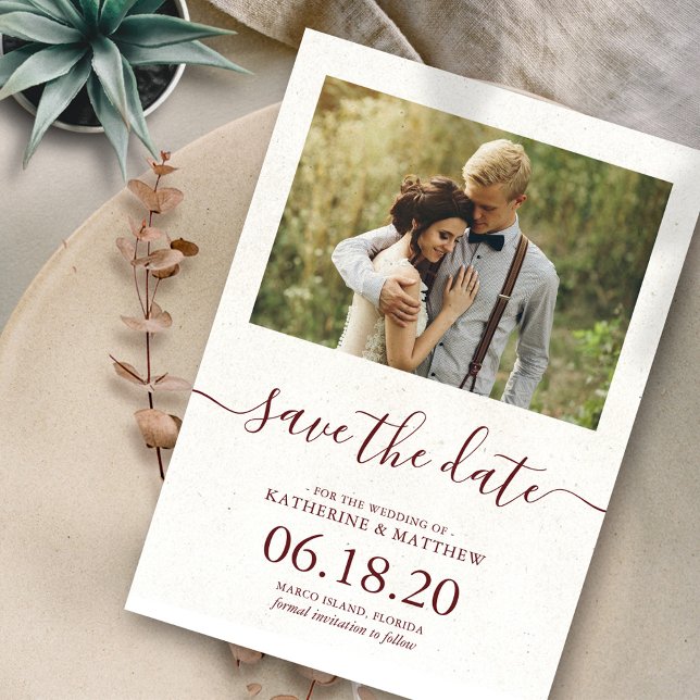 Moderne Burgund-Script-Hochzeit speichern die Datu Save The Date (Von Creator hochgeladen)