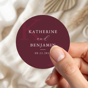 Moderne Burgunder-Monogramm-Minimalismus-Hochzeit Runder Aufkleber