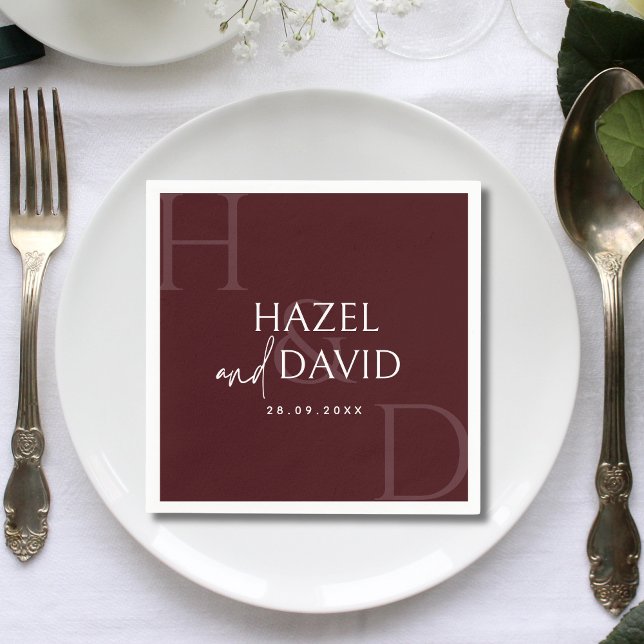 Moderne Burgunder Monogramm Minimalistische Hochze Serviette (Modern burgundy monogram napkins add a rich, elegant touch to wedding tables.)