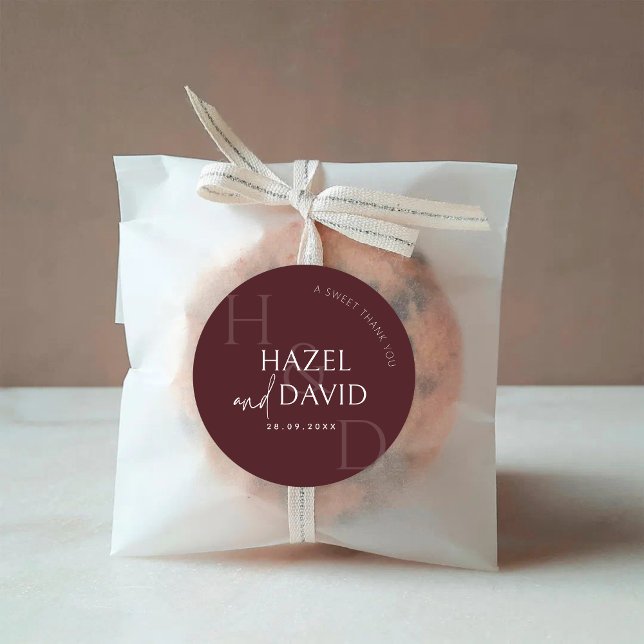 Moderne burgunderrote Minimalismus-Hochzeit mit Mo Runder Aufkleber (Modern burgundy monogram round sticker adds a rich, minimalist finish to wedding details.)