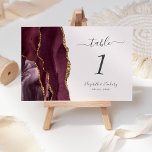Moderne Burgundy Gold Agate Blush Hochzeit Tischnummer<br><div class="desc">Diese moderne Hochzeitskarte besticht durch eine bordeauxfarbene Aquarellwand mit vergoldetem Imitat-Glitzer. Der individuell anpassbare Text vereint handgeschriebene Holzkohle und kursiv und kopperplate Schriftart auf einem rot-rosa Hintergrund.</div>