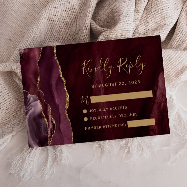 Moderne Burgundy Gold Agate Wedding RSVP Karte (Von Creator hochgeladen)