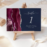 Moderne Burgundy Silver Agate Navy Blue Wedding Tischnummer<br><div class="desc">Der links Rand dieser modernen Hochzeitskarte mit einer bordeauxfarbenen Aquarellgrenze,  die mit Imitaten aus silberfarbenem Glitzer bestickt ist. Der anpassbare Text kombiniert silbergraue Handschrift,  kursiv und kopperplate Schriftart auf einem marineblauen Hintergrund.</div>