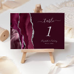 Moderne Burgundy Silver Agate Wedding Tischnummer<br><div class="desc">Der links Rand dieser modernen Hochzeitskarte mit einer bordeauxfarbenen Aquarellgrenze,  die mit Imitaten aus silberfarbenem Glitzer bestickt ist. Der anpassbare Text kombiniert silbergraue Handschrift,  kursiv und kopperplate Schriftart auf bordeauxrotem Hintergrund.</div>
