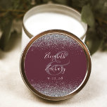 Moderne Burgundy Silver Glitzer Edge Wedding Runder Aufkleber<br><div class="desc">Dieser elegante,  moderne Hochzeitsaufkleber zeichnet sich durch ein Imitat silberner Glitzer-Design am oberen und unteren Rand aus. Passt den weißen Text auf einem dunkelbordeauxroten Hintergrund einfach an,  mit den Namen der Braut und des Bräutigams in handschriftlicher Kalligraphie über einen großen Ampersand.</div>
