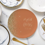 Moderne Burnt Orange Gold Glitzer Edge Wedding Pappteller<br><div class="desc">Die eleganten,  modernen Hochzeitszettel-Teller zeichnen sich durch ein Glitzer-Design aus,  das sich durch ein vergoldetes Imitat auszeichnet. Personalisieren Sie sie mit den Namen der Braut und des Bräutigams in blassgoldener Handschrift über einen großen Ampersand auf einem verbrannten orangen Hintergrund,  mit dem Hochzeitstermin unten.</div>