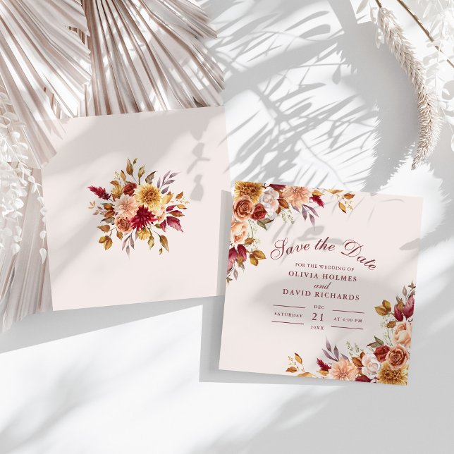 Moderne Burnt Orange Terracotta Wildblumen Hochzei Save The Date (Modern Burnt Orange Terracotta Wildflowers Wedding Save The Date on a sunny white table.)