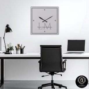 Moderne Büro-Dekoration in Grau mit Monogramm-Must Quadratische Wanduhr