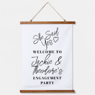 Moderne Calligrafy Engagement Party willkommen Wandteppich Mit Holzrahmen