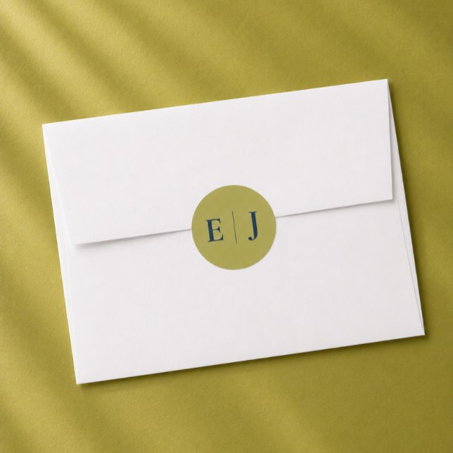 Moderne Chartreuse-Monogramm-Hochzeitsaufkleber Runder Aufkleber (Chartreuse monogram sticker. Modern, editorial, clean aesthetic.)
