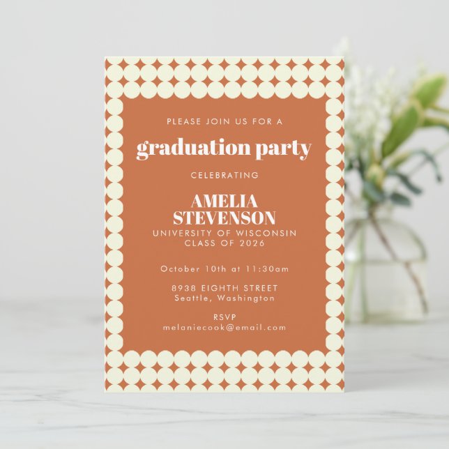 Moderne Chic Terracotta Dots Graduation Party Einladung (Stehend Vorderseite)