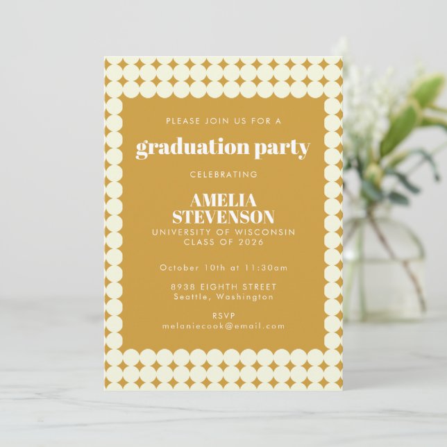 Moderne Chic Yellow Simple Dots Graduation Party Einladung (Stehend Vorderseite)