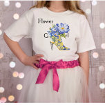 Moderne Chinoiserie Hohenblume Girl'oiserie T-Shirt<br><div class="desc">Moderne, elegante Chinoiserie Hoch-Heel BlütenGirl T - Shirt feiert mit unserem modernen, eleganten, floralen Chinoiserie High-Heel Blume Girl T - Shirt Ihr Kleines. Dieser bezaubernde T - Shirt enthält die Worte "Blütenmädchen", wobei das "Ich" geschickt durch unseren hochmodernen, eleganten, floralen Chinoiserie High-Heel-Schuh in Gelb und Blau ersetzt wird. Ideal zum...</div>