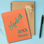 Moderne Coole Neon Coral Woche und Monat 2025 Planer<br><div class="desc">Moderne Coole Neonkoralle (dunkel Aquamarin, Neon Aquamarin Shadow 3D Text) Wochen und Monat 2025 Planer. Fügen Sie Ihren Vornamen, Nachnamen, vollständigen Namen und Jahr 2025, 2026, 2027 (und jedes Jahr) Personalisieren Sie für Ihre individuelle Verwendung. Klicken Sie auf die Schaltfläche "Anpassen", um die Hintergrundfarbe, die Schriftart-Stile und die Schriftart-Farbe zu...</div>