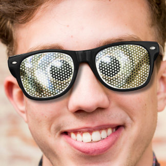 moderne coole Nerdwahnsinnig überquerte mit Augen Sonnenbrille