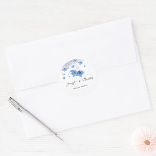 Moderne Cottagecore-Hochzeit mit sanften blauen Wi Runder Aufkleber