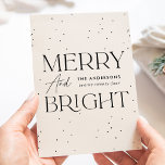 Moderne Creme Merry and Bright Non-Foto Feiertagskarte<br><div class="desc">Moderne Urlaubskarte mit "Merry and Bright" in schwarzer Schrift und cremefarbenem Hintergrund mit subtilen schwarzen Punkten (Schnee). Personalisieren Sie die Vorderseite der Non-Foto-Urlaubskarte mit Ihrem Familiennamen und das Jahr in schwarzer Schrift. Die Karte kehrt zurück, um Ihre persönliche Nachricht in schwarzer Schrift anzuzeigen, oder verlasse sie leer, um Ihre eigene...</div>