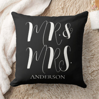 Moderne Creme Mr und Mrs Schrift Hochzeit Kissen