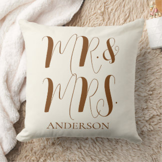 Moderne Creme Mr und Mrs Script Hochzeit Kissen