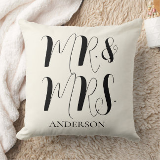 Moderne Creme Mr und Mrs Script Hochzeit Kissen