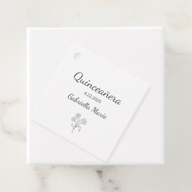 Moderne Daisy Quinceañera Elegant Gray Typografy Geschenkanhänger (Beispiel)