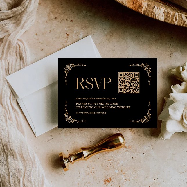 Moderne Deco | Schwarz und Gold Hochzeits-QR-Code RSVP Karte (Modern deco black and gold QR code RSVP card simplifies replies with sleek personalized elegance)