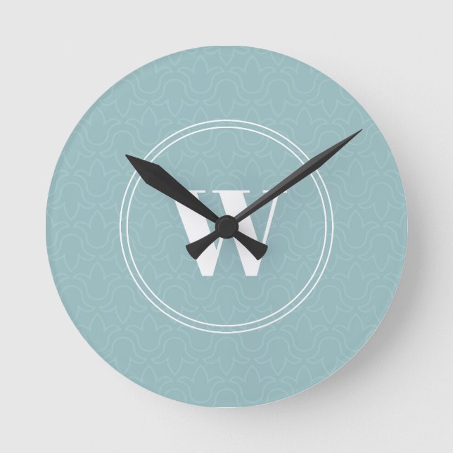 Moderne, dezente, bläserblaue Monogramm Runde Wanduhr (Vorderseite)