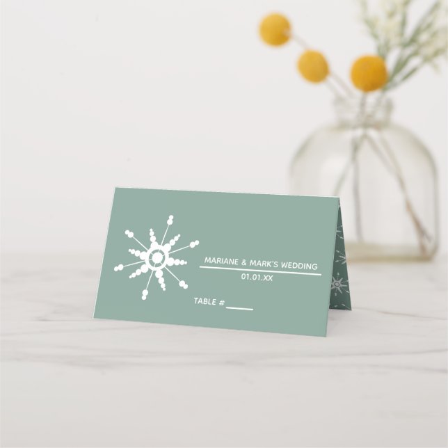 Moderne Dot Snowflakes Winter Wedding Soft Green Platzkarte (Vorderseite)