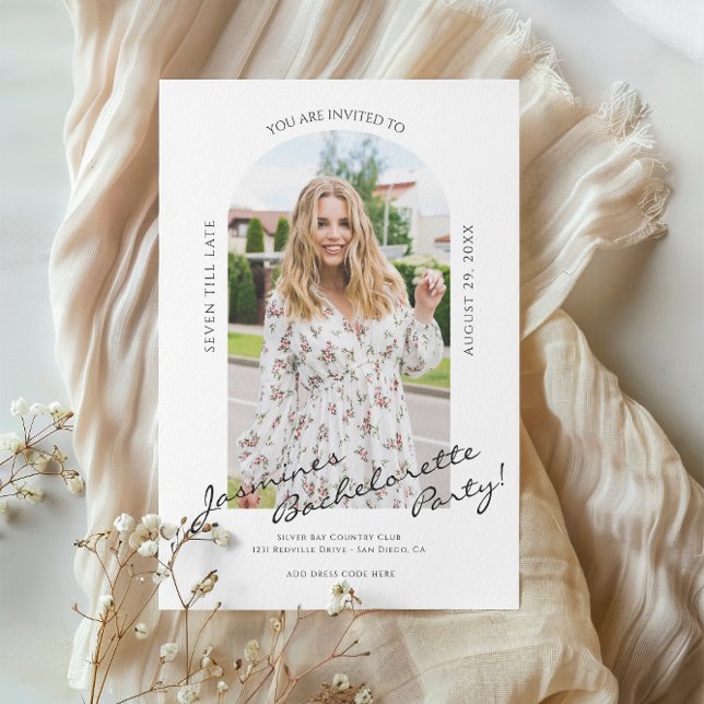 Moderne Drehbuch Foto bachelorette Einladung (bachelorette party invitation in a modern photo minimalist style , tie the knot in style )