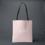 Moderne Drehbuch Personalisierte Bridesmaier<br><div class="desc">Modernes Drehbuch Personalisierte Bridesmaids Tote Bag mit personalisierten Namen als Brautjungfrau im modernen, weißen Schriftart-Stil mit Titel und Hochzeitdatum in modernen sans serif Schriftart Stil auf rot rosa Hintergrund. Auch perfekt für die Trauzeugin, Blumenmädchen, Brautmutter und vieles mehr.</div>