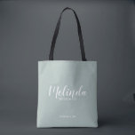 Moderne Drehbuch Personalisierte Bridesmaier<br><div class="desc">Modernes Drehbuch Personalisierte Bridesmaids Tote Bag mit personalisierten Namen als Brautjungfrau in weißem,  modernem Drehbuch Schriftart Stil mit Titel und Hochzeitdatum in modernen sans Serif Schriftart Stil auf sage grüne Hintergrund. Auch perfekt für die Trauzeugin,  Blumenmädchen,  Brautmutter und vieles mehr.</div>