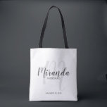Moderne Drehbuch Personalisierte Bridesmaier<br><div class="desc">Fügen Sie Ihrer Hochzeit eine persönliche Touch mit personalisierten Brautmeistern Geschenktüte hinzu. Diese Tote-Tasche ist mit dem personalisierten Namen der Brautjungfrau in grauem, modernem Script-Schriftart-Stil und Monogramm in hellgrauem, modernem Script-Schriftart-Stil als Hintergrund mit Titel und Hochzeitdatum in grauem, modernem Sans Serif Schriftart Stil. Auch perfekt für Trauzeugin, Blume Mädchen, Mutter...</div>