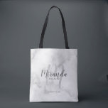 Moderne Drehbuch Personalisierte Bridesmaier<br><div class="desc">Fügen Sie Ihrer Hochzeit eine persönliche Touch mit personalisierten Brautmeistern Geschenktüte hinzu. Diese Tote-Tasche hat einen personalisierten Bräunungsnamen in grauem, modernem Script Schriftart Stil und Monogramm in hellgrauem, modernem Script Schriftart Stil als Hintergrund mit Titel und Hochzeit Datum in grau modernen sans serif Schriftart Stil auf weißem Marmor Hintergrund. Auch...</div>