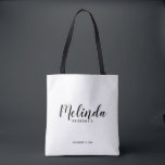 Moderne Drehbuch Personalisierte Bridesmaier<br><div class="desc">Modernes Drehbuch Personalisierte Bridesmaids Tote Bag mit personalisierten Namen als Brautjungfrau im modernen,  schwarz-Script-Schriftart-Stil mit Titel und Hochzeitdatum in modernen sans Serif Schriftart Stil auf weißem Hintergrund. Auch perfekt für die Trauzeugin,  Blumenmädchen,  Brautmutter und vieles mehr.</div>