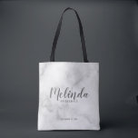 Moderne Drehbuch Personalisierte Bridesmaier<br><div class="desc">Modernes Drehbuch Personalisierte Bridesmaids Tote Bag mit personalisiertem Überlieferungsnamen in grauem,  modernem Drehbuch-Schriftart mit Titel und Hochzeitsdatum im modernen serifenlosen Schriftart-Stil auf weißem Marmorboden. Auch perfekt für die Trauzeugin,  Blumenmädchen,  Brautmutter und vieles mehr.</div>