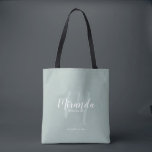 Moderne Drehbuch Personalisierte Bridesmaier<br><div class="desc">Fügen Sie Ihrer Hochzeit eine persönliche Touch mit personalisierten Brautmeistern Geschenktüte hinzu. Diese Tote-Tasche zeigt den personalisierten Namen der Brautjungfrau in der modernen Schrift-Schriftart-Stil und Monogramm in schlauer, moderner Drehbuch-Schriftart-Stil als Hintergrund mit Titel und Hochzeitdatum in weiß modernen sans serif Schriftart Stil auf sage grünem Hintergrund. Auch perfekt für Trauzeugin,...</div>