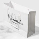 Moderne Drehbuch Personalisierte Bridesmaier Große Geschenktüte<br><div class="desc">Personalisierte Bridesmaids Geschenktasche mit personalisiertem Bräunungsnamen in grauem,  modernem Schriftart-Stil und Monogramm in hellgrau-modernem Drehbuch-Schriftart-Stil als Hintergrund mit Titel und Hochzeitdatum in grau modernen Sans Serif Schriftart Stil. Auch perfekt für Trauzeuge,  Trauzeuge,  Ringträger,  Brautvater,  Trauzeugin,  Blume Mädchen,  Brautmutter und vieles mehr.</div>