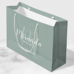 Moderne Drehbuch Personalisierte Bridesmaier Große Geschenktüte<br><div class="desc">Personalisierte Bridesmaids Geschenktasche mit dem personalisierten Namen einer Brautjungfrau in weißem,  modernem Drehbuch-Schriftart-Stil und Monogramm in schlauer grün moderner Drehbuch-Schriftart-Stil als Hintergrund mit Titel und Hochzeitsdatum in weißer,  moderner Sans Serif Schriftart Stil auf schlauem grünem Hintergrund. Auch perfekt für Trauzeugin,  Blume Mädchen,  Mutter der Braut und mehr.</div>