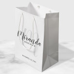 Moderne Drehbuch Personalisierte Bridesmaier Mittlere Geschenktüte<br><div class="desc">Personalisierte Bridesmaids Geschenktasche mit personalisiertem Bräunungsnamen in grauem,  modernem Schriftart-Stil und Monogramm in hellgrau-modernem Drehbuch-Schriftart-Stil als Hintergrund mit Titel und Hochzeitdatum in grau modernen Sans Serif Schriftart Stil. Auch perfekt für Trauzeuge,  Trauzeuge,  Ringträger,  Brautvater,  Trauzeugin,  Blume Mädchen,  Brautmutter und vieles mehr.</div>