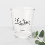 Moderne Drehbuch Personalisierte Bridesmaier Schnapsglas<br><div class="desc">Modernes Personalisiertes Bridesmaids Shot Glass mit personalisiertem Bräunungsnamen im modernen kalligraphischen Schriftart-Stil mit Titel und Hochzeitsdatum im modernen sans Serif Schriftart Stil. Auch perfekt für Trauzeugin,  Blume Mädchen,  Mutter der Braut,  Trauzeuge,  Trauzeuge,  Vater der Braut und mehr.</div>
